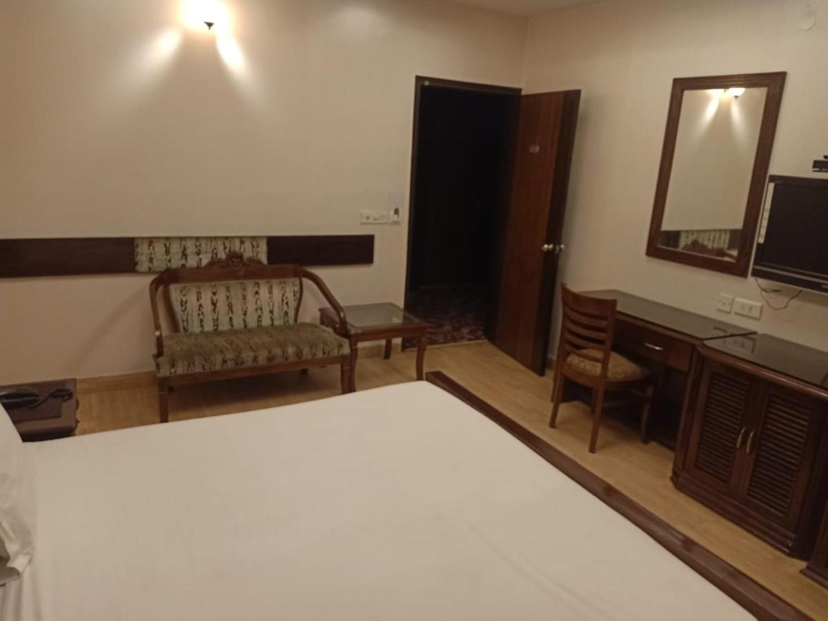 Hotel Clark Heights New Delhi Exterior photo