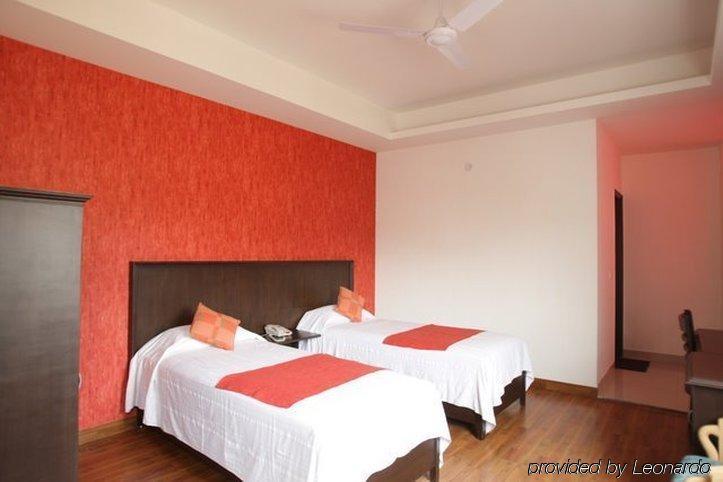 Hotel Clark Heights New Delhi Room photo