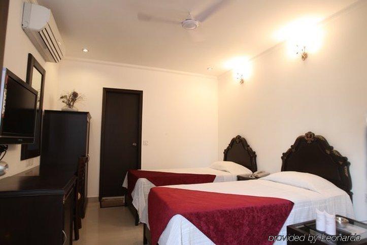 Hotel Clark Heights New Delhi Room photo
